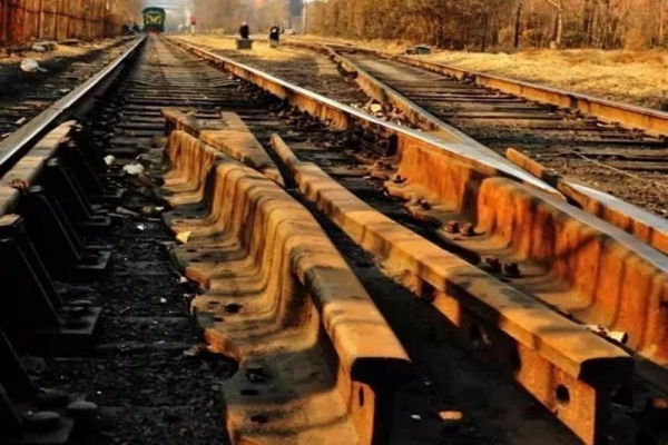 為什么火車的軌道不用不銹鋼，而是生銹的鐵？